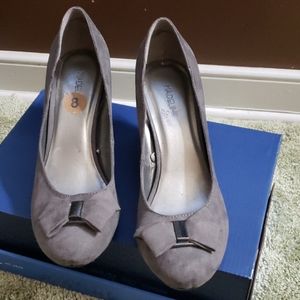 Grey pumps
